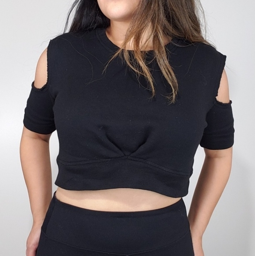 👕OAK - Cold Shoulder Cropped Sweater - Picture 2 of 7
